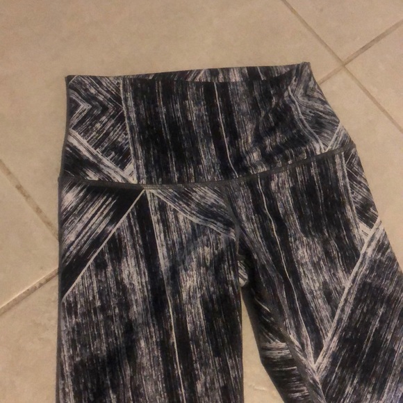 Lululemon high rise leggings Sz 6 - Picture 4 of 6